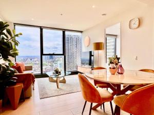 Zona d'estar a Highrise Best Location 2 Bedrooms & 2 Bathrooms