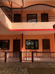 uma vista para uma casa com uma varanda em JBR Tourist Inn - Port Barton em Itaytay