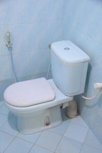 un bagno con servizi igienici bianchi e tubo di Hotel Nirmani a Anuradhapura