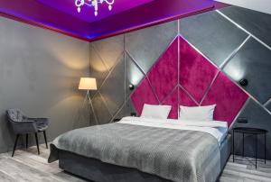um quarto com uma cama grande e um tecto roxo em MYFREEDOM LUX Апартаменти Центр вул Пушкінська 33 м Хрещатик em Kiev