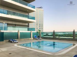Studio with burj view at Elite Business bay Residence by ANW vacation homes في دبي: مسبح على سطح مبنى