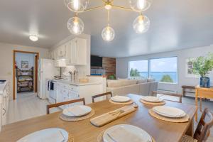 uma cozinha e sala de estar com mesa e cadeiras em Whidbey Bliss by AvantStay 2min to Beach View em Greenbank