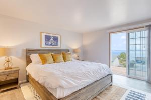 um quarto com uma cama e uma grande janela em Whidbey Bliss by AvantStay 2min to Beach View em Greenbank