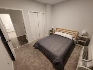 a bedroom with a large bed in a room at Modern 2 bed apt, mins to NYC! in Jersey City