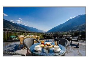 La Serene Valley Resort By DLS Hotels في مانالي: بلكونه فيها طاوله وكراسي وجبال