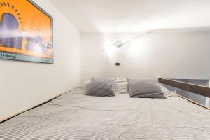 - un lit dans l'angle d'une chambre avec 2 oreillers dans l'établissement Apartment Il Giardino di Linda a San Pietro, à Rome