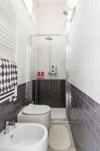 La salle de bains est pourvue de toilettes, d'un lavabo et d'une douche. dans l'établissement Apartment Il Giardino di Linda a San Pietro, à Rome