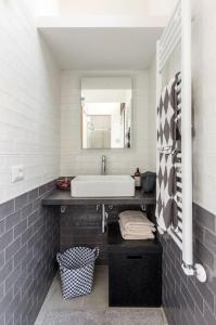 La salle de bains est pourvue d'un lavabo et d'un miroir. dans l'établissement Apartment Il Giardino di Linda a San Pietro, à Rome
