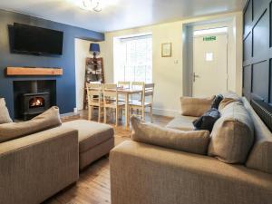 uma sala de estar com dois sofás e uma mesa em Gwel Y Môr em Beaumaris