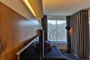 Una escalera en una habitación de hotel con ventana en Palanga Life Balance SPA Hotel en Palanga