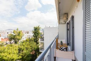balkon z widokiem na miasto w obiekcie Stratum Apartment by LobbySquare w Atenach