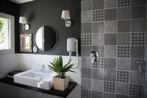 uma casa de banho com um lavatório e um espelho em B&B La Dimora Del Garda em Sirmione