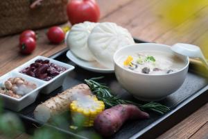 Makanan di atau di tempat lain dekat hotel