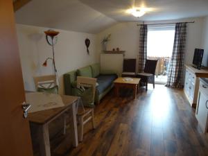 ein Wohnzimmer mit einem Sofa und einem Tisch in der Unterkunft Gästehaus Erika - Chiemgau Karte in Inzell