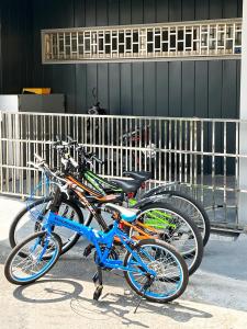 若華軒民宿Ruohuaxuan في Fang-liao: كانت هناك دراجتين متوقفتين بجانب بعضهما البعض في شارع