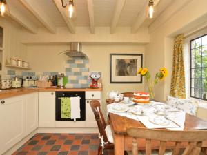 uma cozinha com uma mesa e uma sala de jantar em 2 Bed in Hartington 75637 em Hartington
