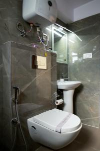 y baño con aseo y lavamanos. en Hotel Raj Ville, en Darjeeling