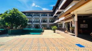 a building with a swimming pool in front of it at Suansuk pattaya in Jomtien Beach