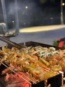 een hoop eten op een grill bij Nàng Homestay in Gia Lâm Pho