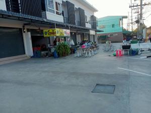 grupa stołów i krzeseł na parkingu w obiekcie โฮมเทล w mieście Ban Wang Khanai