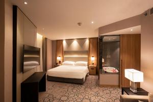 Letto o letti in una camera di LYFE HOTEL