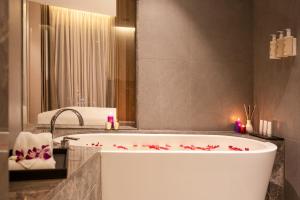 un bagno con vasca e lavandino di LYFE HOTEL a Bhubaneshwar