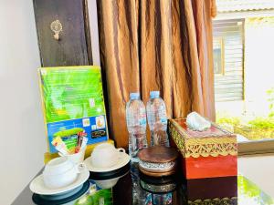 stół z 2 butelkami wody i pudełko w obiekcie Boomerang Village Resort Kata w mieście Kata Beach