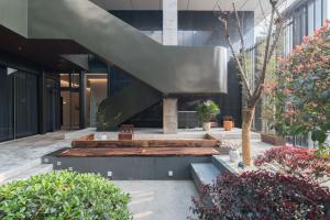 Kebun di luar Wuyu Hotel Chongqing Zoo & Yangjiaping The Mixc Light rail