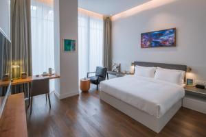 Tempat tidur dalam kamar di Wuyu Hotel Chongqing Zoo & Yangjiaping The Mixc Light rail