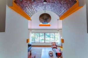 un salon avec une grande fenêtre et un plafond dans l'établissement Jade430@Candolim beach(3BHK Villa w Private Pool), à Candolim