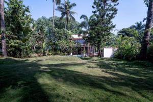 Vrt pred nastanitvijo Jade430@Candolim beach(3BHK Villa w Private Pool)