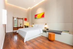 Tempat tidur dalam kamar di Wuyu Hotel Chongqing Zoo & Yangjiaping The Mixc Light rail