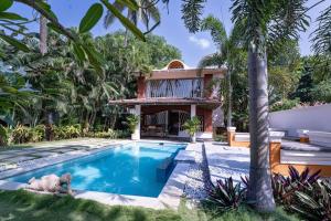 une maison avec une piscine en face d'une maison dans l'établissement Jade430@Candolim beach(3BHK Villa w Private Pool), à Candolim