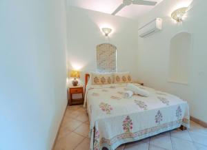 - une chambre blanche avec un lit dans l'établissement Jade430@Candolim beach(3BHK Villa w Private Pool), à Candolim