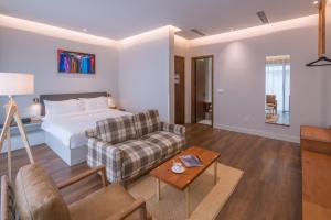 Tempat tidur dalam kamar di Wuyu Hotel Chongqing Zoo & Yangjiaping The Mixc Light rail