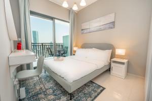 Postel nebo postele na pokoji v ubytování FAM Living - Chic 1BR in Zada Tower near Dubai Mall & Metro