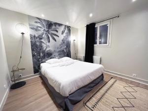 パリにある06 - Designed Flat Paris Grands Boulevardsのベッドルーム1室(ベッド1台付)とヤシの木の壁画
