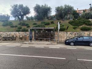 トレドにあるEL BOSQUE 1 - Parking gratisのバス停前の駐車場