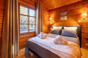 Letto o letti in una camera di L'Écrin des Pyrénées - Authentique chalet classé 4 étoiles avec jacuzzi