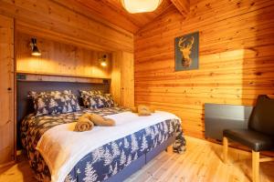 Tempat tidur dalam kamar di L'Écrin des Pyrénées - Authentique chalet classé 4 étoiles avec jacuzzi