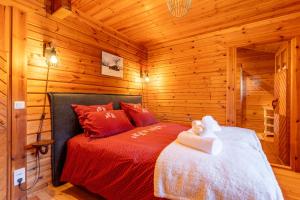 Letto o letti in una camera di L'Écrin des Pyrénées - Authentique chalet classé 4 étoiles avec jacuzzi