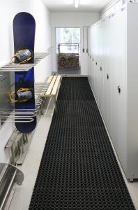 Zimmer mit schwarzem Boden in einer Küche in der Unterkunft Appartementhaus Leeder by Schladming-Appartements in Schladming