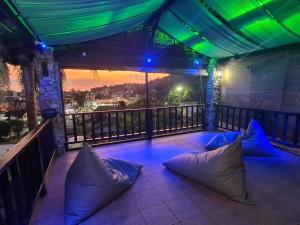 Pokój z poduszkami na balkonie z zielonym światłem w obiekcie Boomerang Village Resort Kata w mieście Kata Beach