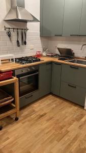 奧溫多利的住宿－Big apartment Ovindoli，厨房配有灰色橱柜和炉灶烤箱