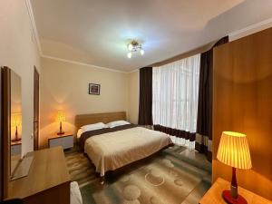 Llit o llits en una habitació de Raduga West 'Emerald' Cottage