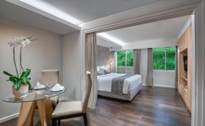En eller flere senge i et værelse på Delonix Hotel Karawang