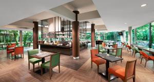 En restaurant eller et andet spisested på Delonix Hotel Karawang