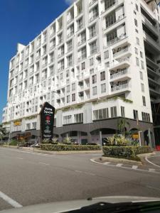 un gran edificio blanco al lado de una calle en family 1 bed room apartment, en Melaka