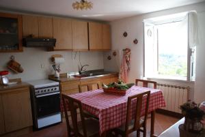 uma cozinha com uma mesa com uma toalha de mesa em Casa Stefania em Lorano