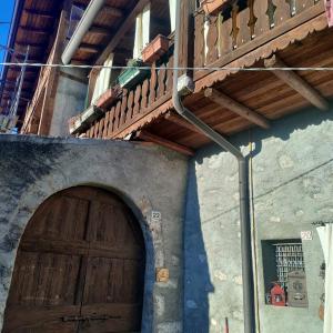 a building with a wooden door and a staircase at Beb san giorgio in Volpino